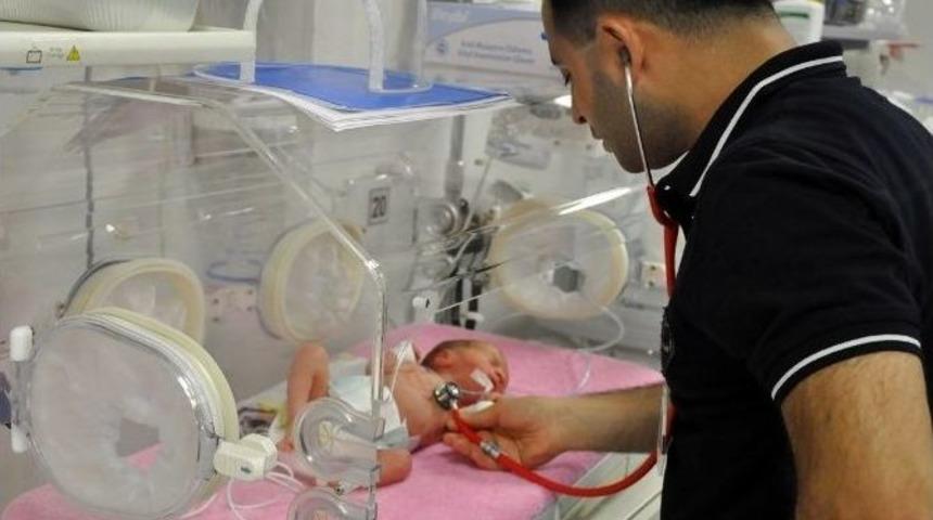 Sınırdan Teslim Ettiği Bebeğine Sınırda Kavuştu