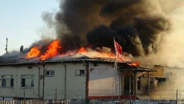 Kumkapı Balık Hali'nde Çıkan Yangın Söndürüldü