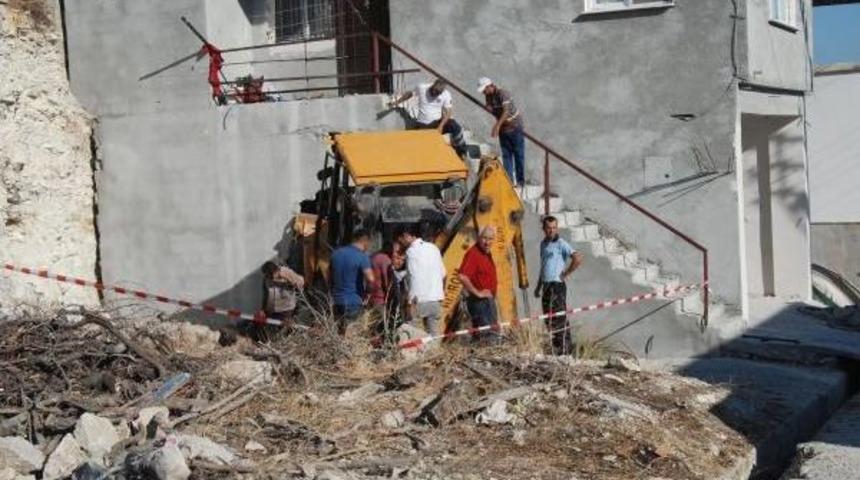 Freni Boşalan Iş Makinesi Evin Duvarına &Ccedil;arptı