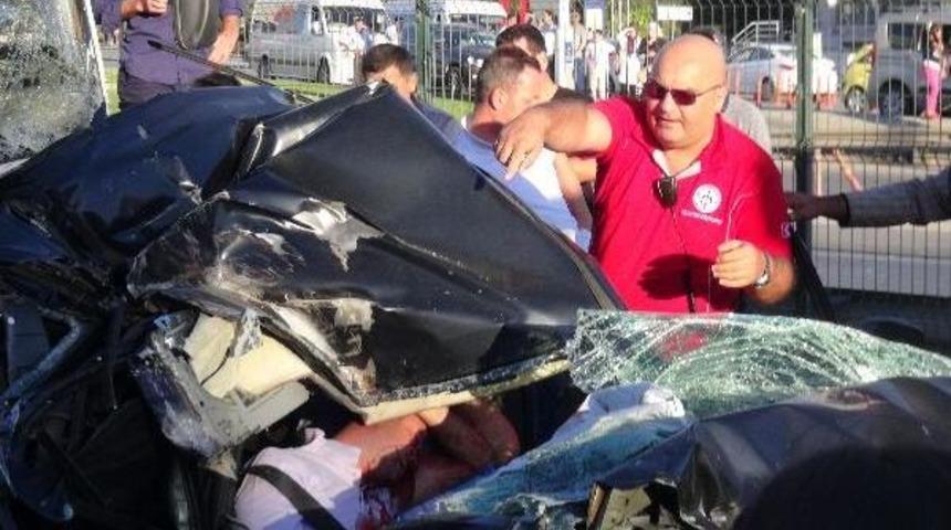 Minib&uuml;s Ile Kamyon Arasında Sıkışan Otomobilde 2 Kişi Ağır Yaralandı