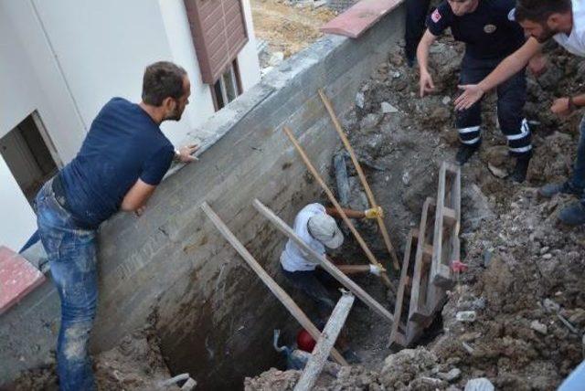 Toprak Altında Kalan Iş&ccedil;i 3 Saat Sonra Kurtarıldı 1