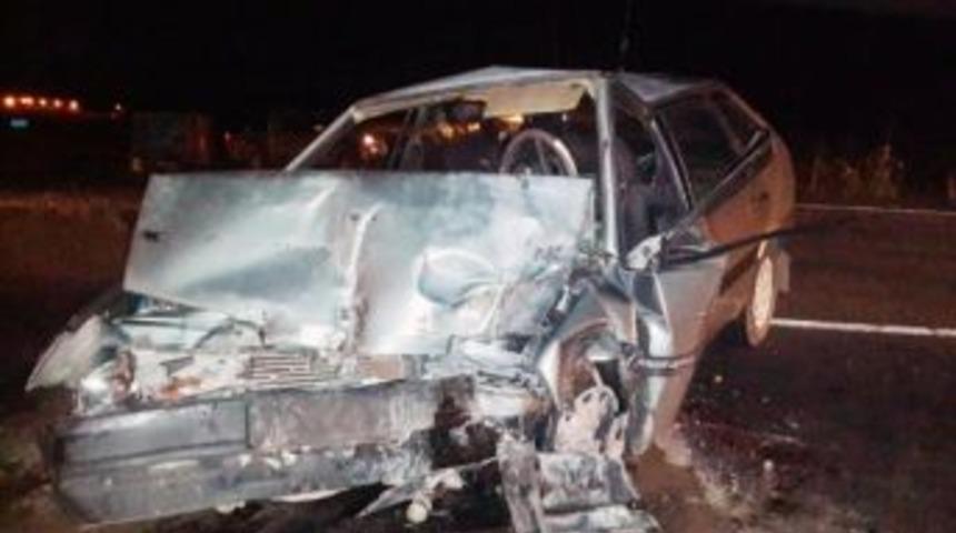 Kamyona Çarpan Otomobildeki 2 Kişi Yaralandı