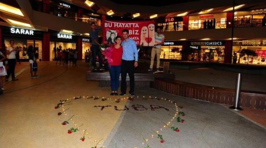 Avm'de S&uuml;rpriz Evlenme Teklifi