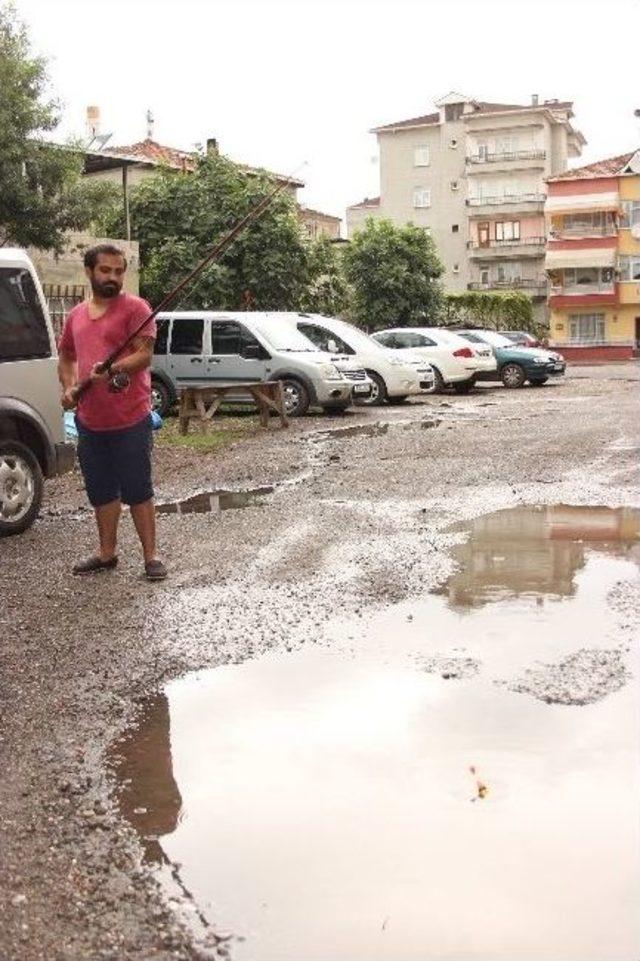 Çarşamba’da Yoldaki Çukura ‘oltalı’ Protesto