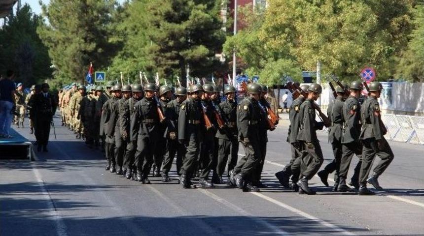 Asker Diyarbakır&rsquo;ı &rsquo;şehitler &Ouml;lmez Vatan B&ouml;l&uuml;nmez&rsquo; Sloganlarıyla İnletti