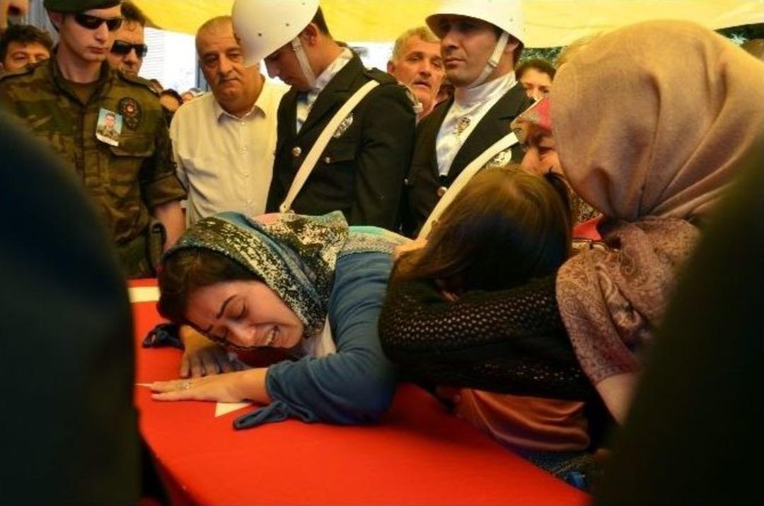 Şehit Polisin Baba Ocağında G&ouml;zyaşları Sel Oldu