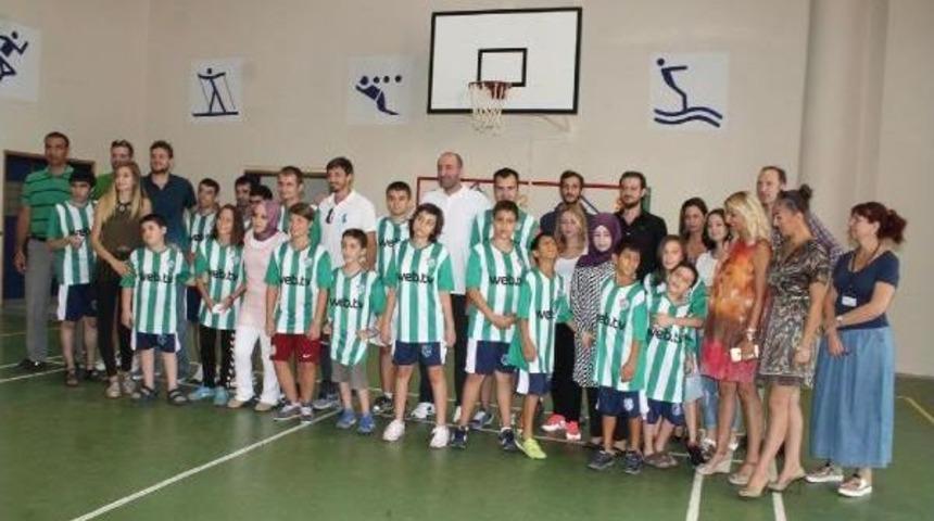 Bursasporlu Basketbolculardan Otistik Öğrencilere Destek