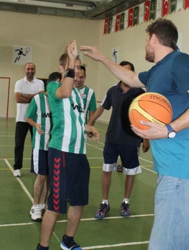 Bursasporlu Basketbolculardan Otistik Öğrencilere Destek