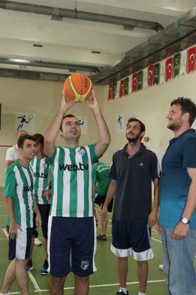 Bursasporlu Basketbolculardan Otistik Öğrencilere Destek