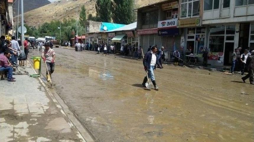 Bah&ccedil;esaray&rsquo;da Sel Sonrası Temizlik &Ccedil;alışmaları Başladı