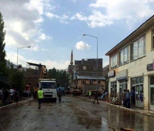 Bahçesaray’da Sel Sonrası Temizlik Çalışmaları Başladı