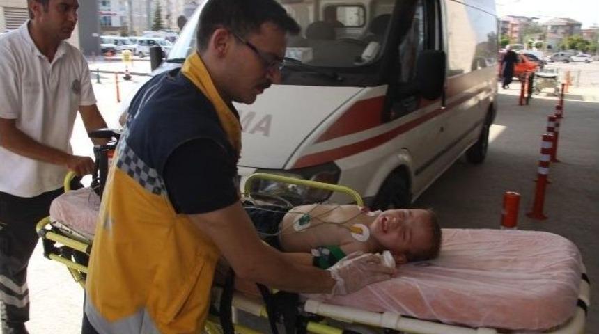 Su Dolu Kovaya D&uuml;şen &Ccedil;ocuğu Annesi Kurtardı