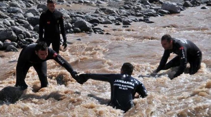 Sel Suları Ka&ccedil;ak &Ccedil;&ouml;p Dağını Ortaya &Ccedil;ıkardı (2)