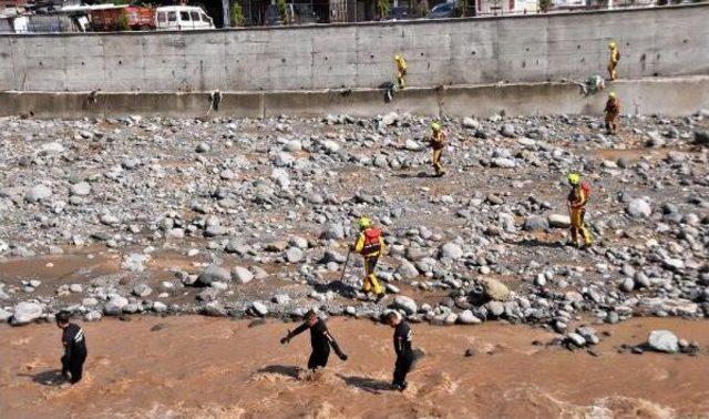 Sel Suları Kaçak Çöp Dağını Ortaya Çıkardı (2)