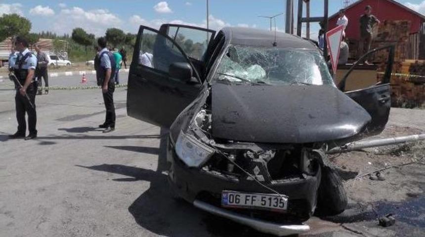 Zırhlı Polis Aracı Ile Vedaş Ekibini Taşıyan Otomobil &Ccedil;arpıştı: 4 Yaralı