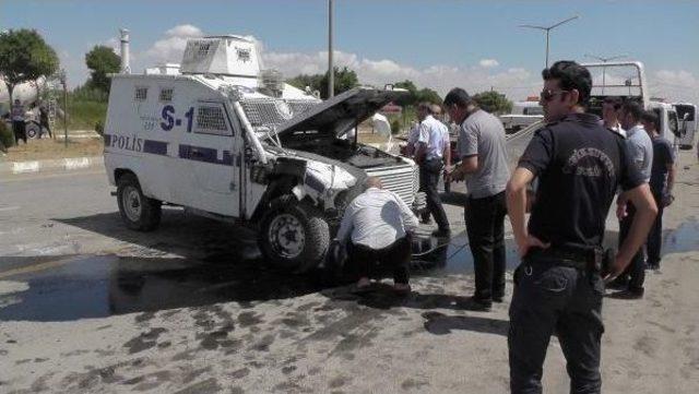 Zırhlı Polis Aracı Ile Vedaş Ekibini Taşıyan Otomobil Çarpıştı: 4 Yaralı