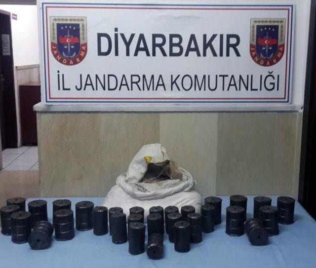 30 El Yapımı Bomba Ve Patlayıcı Yapımında Kullanılan 25 Kilo Sodyum Nitrat Ele Geçirildi