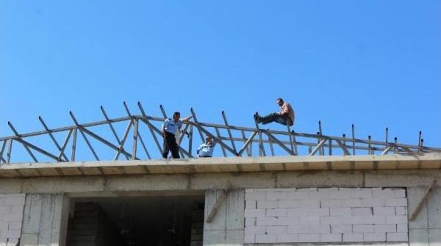 2 Aylık &Uuml;cretini Alamayan Inşaat Iş&ccedil;isi Intihar Girişiminde Bulundu