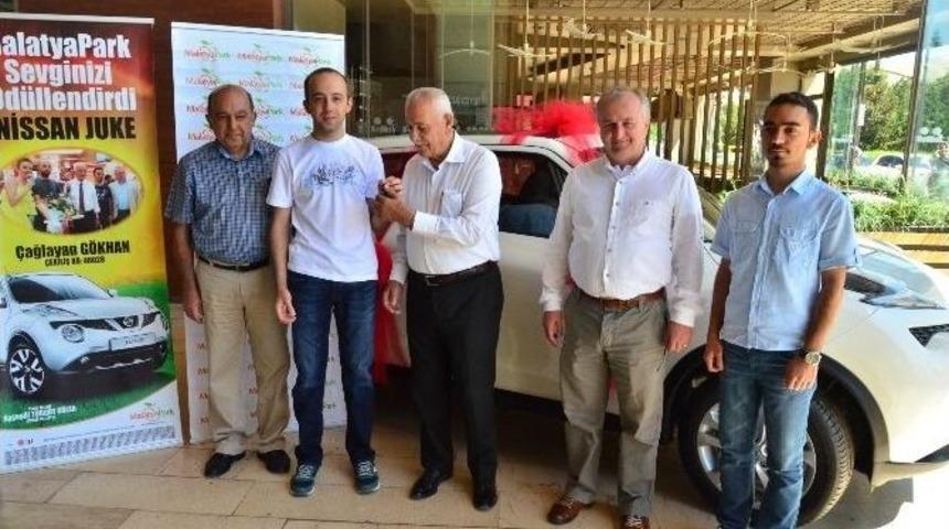Malatyapark&rsquo;ın Şanslı M&uuml;şterisi Aracını Teslim Aldı