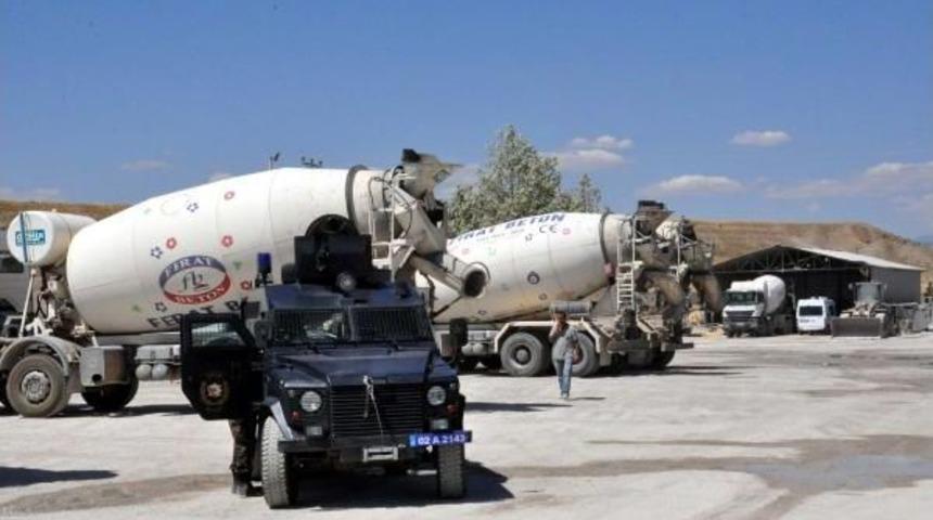 Kum Ocağındaki Iş Makinesine Bırakılan Poşetten K&uuml;k&uuml;rt &Ccedil;ıktı