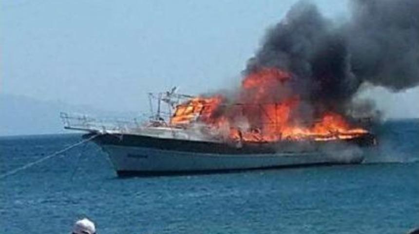 Sahilde Demirli Tur Teknesi Yandı