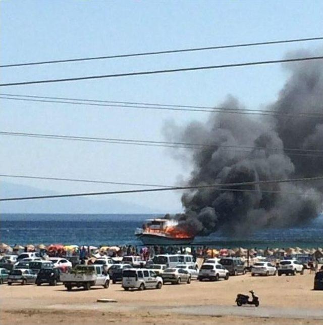 Sahilde Demirli Tur Teknesi Yandı 2