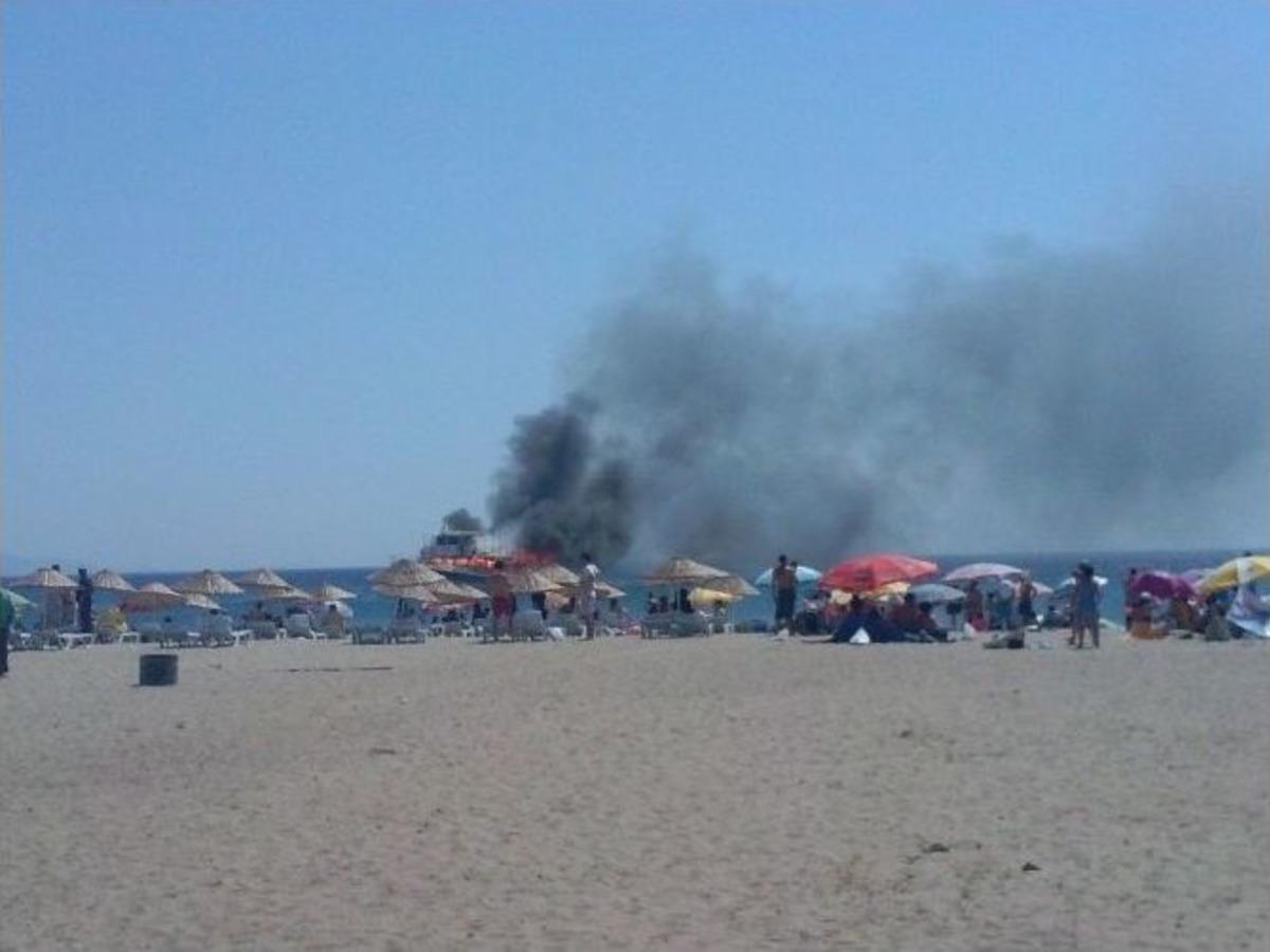 Ayvalık&rsquo;ta Gezi Teknesi Alevlere Teslim Oldu