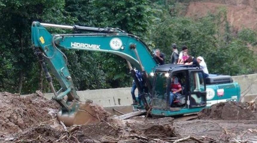 Sel Suları Ka&ccedil;ak &Ccedil;&ouml;p Dağını Ortaya &Ccedil;ıkardı (4)
