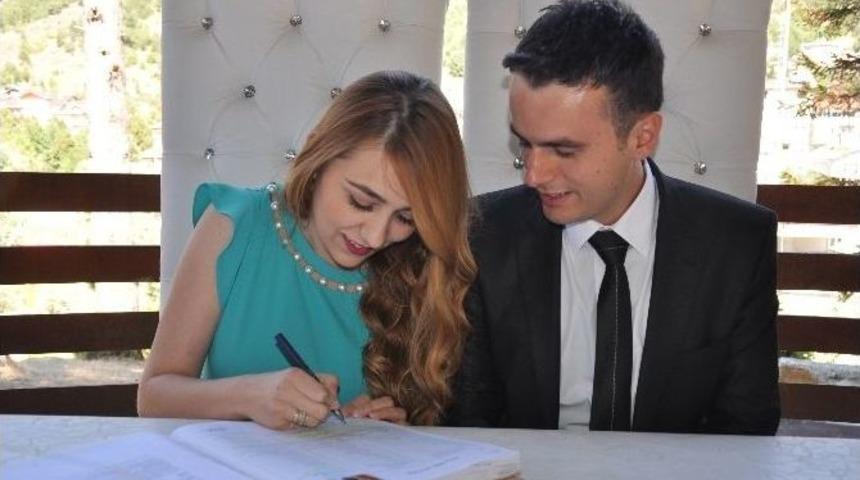 Nikahlarını Aşıklar K&ouml;pr&uuml;s&uuml;&rsquo;nde Kıydılar