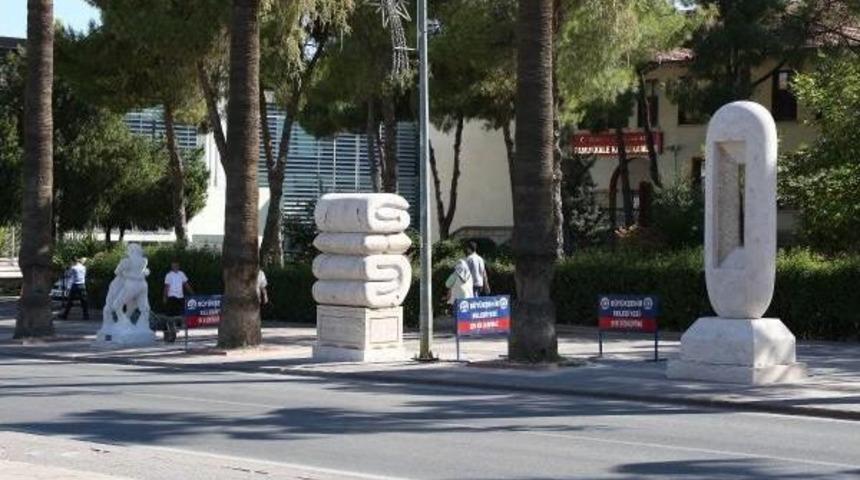 Heykeller Yerini Buldu