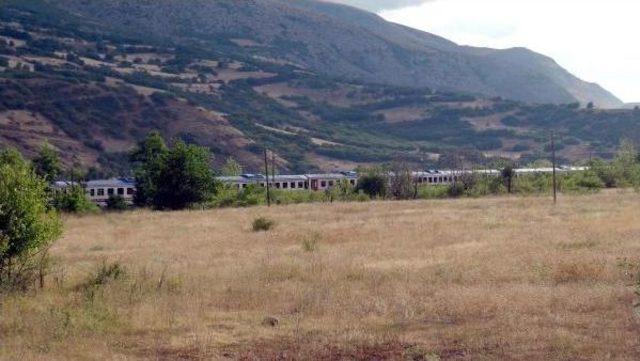 Yol Kesen Pkk'lıların Ateş Açtığı Otomobilde Bir Kadın Öldü (2)