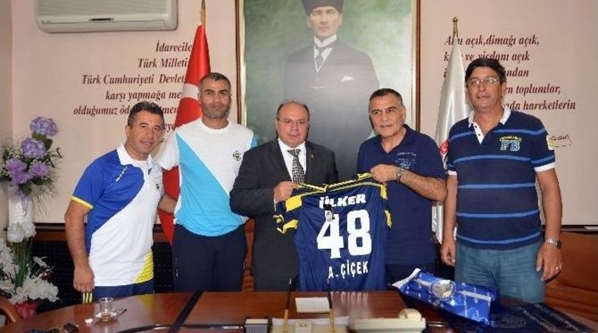 Minik Boks&ouml;rlerden Vali &Ccedil;i&ccedil;ek&rsquo;e Ziyaret