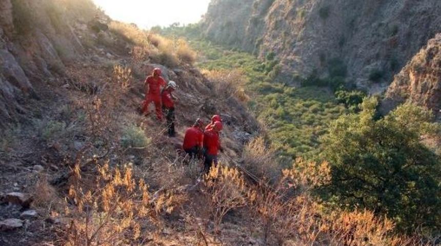 Kelebekler Vadisi&rsquo;Nde Mahsur Kalan Tatilci 6 Saat Sonra Kurtarıldı