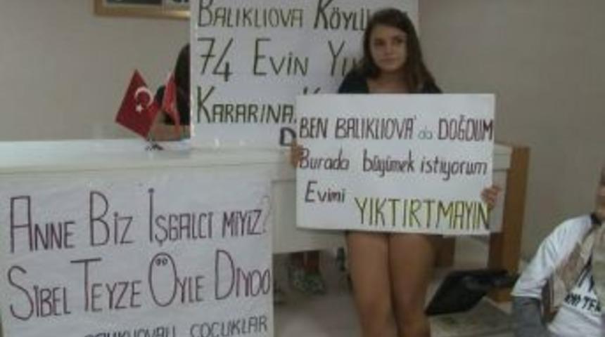 Balıklıova Sakinleri Yıkım Kararını Protesto İ&ccedil;in Chp İl Binasını Bastı