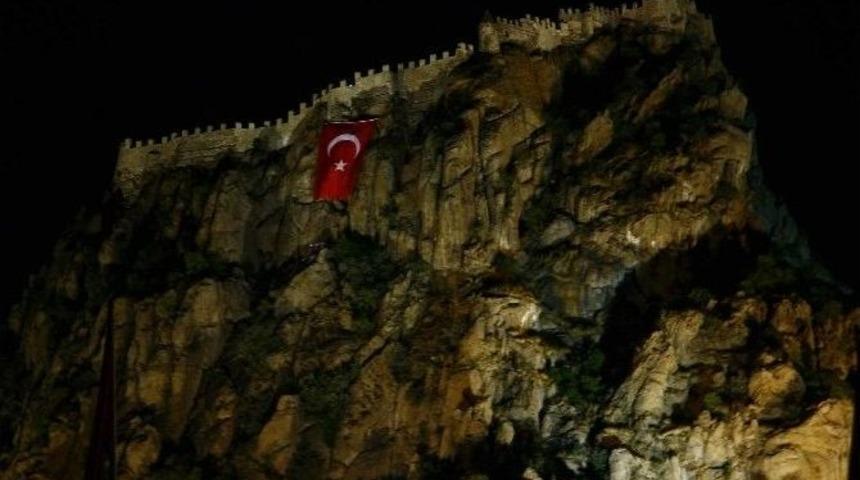 Akut 226 Metre Y&uuml;kseklikteki Tarihi Karahisar Kalesine Dev T&uuml;rk Bayrağı Astı