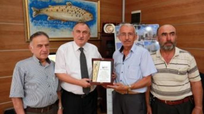 Fatih Camii Derneği&rsquo;nden Başkan Yılmaz&rsquo;a Teşekk&uuml;r Plaketi