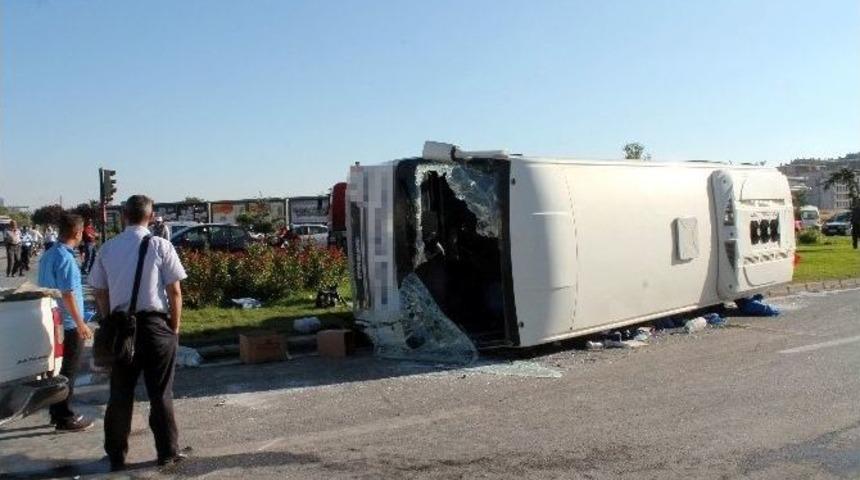 Ambulansa Yol Veren İş&ccedil;i Servisine Tır &Ccedil;arptı: 16 Yaralı