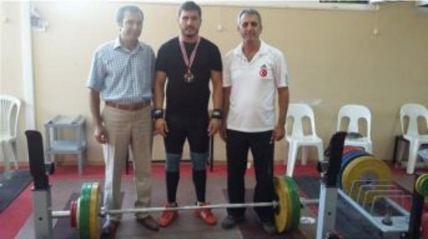 Tarsuslu Halterci Murat Yazlık T&uuml;rkiye Şampiyonu Oldu