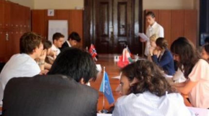 Gen&ccedil;ler D&uuml;nyanın Sorunlarını Masaya Yatıracak