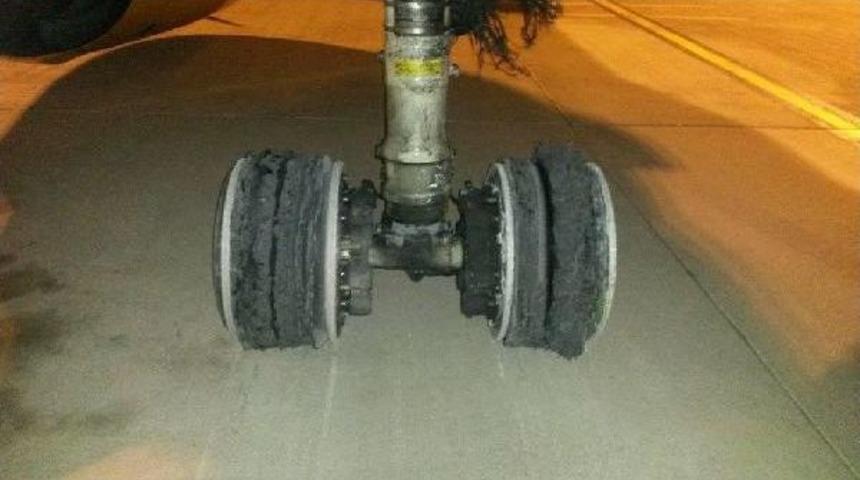 Amsterdam U&ccedil;ağının Pistte Lastiği Patladı