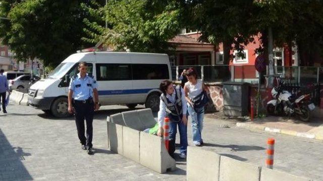 Iğdır'da, Polis Mekezi Önüne Bırakılan Valiz Bomba Sanıldı