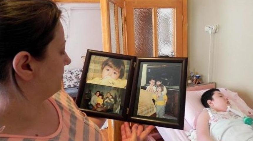 Tedavisi Olmayan Kızını Iyileştirecek Ilacın Bulunmasını Bekliyor