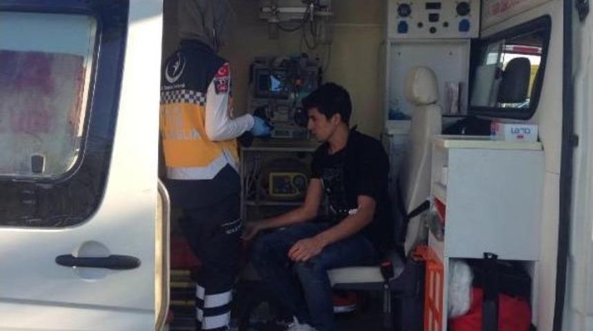 Ambulansa Yol Veren Iş&ccedil;i Servisine Tır &Ccedil;arptı: 16 Yaralı