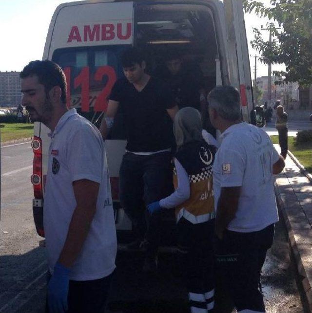 Ambulansa Yol Veren Işçi Servisine Tır Çarptı: 16 Yaralı