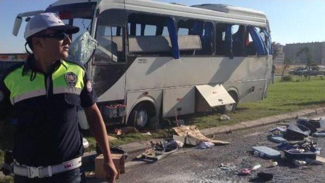 Ambulansa Yol Veren Işçi Servisine Tır Çarptı: 16 Yaralı