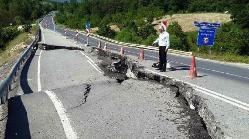Sakarya'da &Ccedil;&ouml;ken Yol Onarıldı