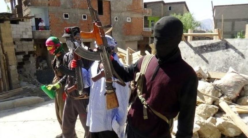 Ter&ouml;ristler Barikat Kurup Silahlandı