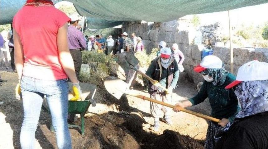 Antalya&rsquo;da Tarihi Kazılar Ev Kadınlarına Emanet