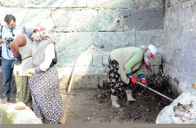 Antalya’da Tarihi Kazılar Ev Kadınlarına Emanet