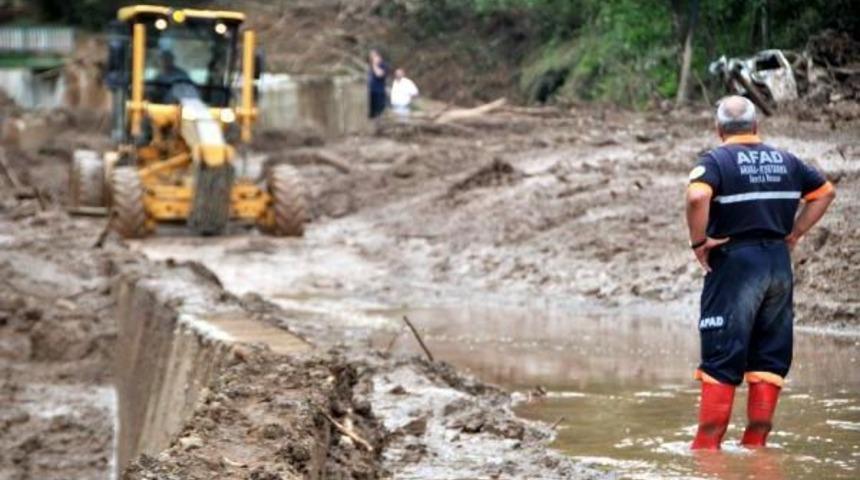 Hopa&rsquo;Da Sular &Ccedil;ekildi, &Ccedil;amur Ve Bal&ccedil;ıkla M&uuml;cadele S&uuml;r&uuml;yor